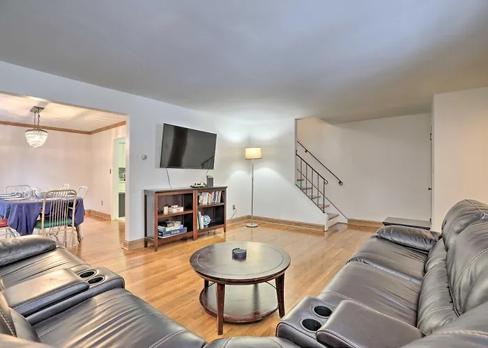 6 Mi To Dtwn: Townhome W/ Porch Holiday home Pittsburgh