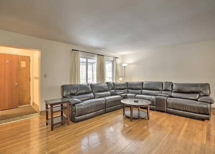 Holiday home 6 Mi To Dtwn: Townhome W/ Porch