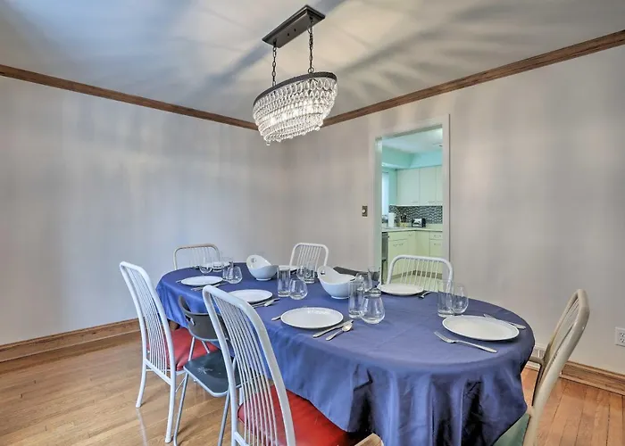 Holiday home 6 Mi To Dtwn: Townhome W/ Porch Pittsburgh