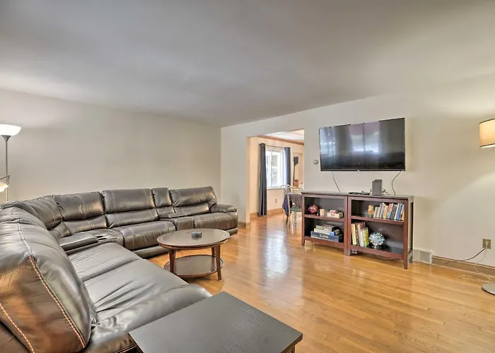 6 Mi To Dtwn: Townhome W/ Porch Holiday home