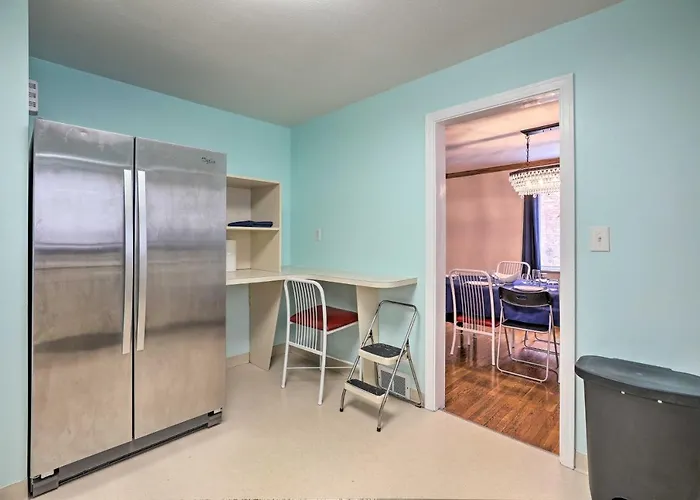 6 Mi To Dtwn: Townhome W/ Porch Holiday home