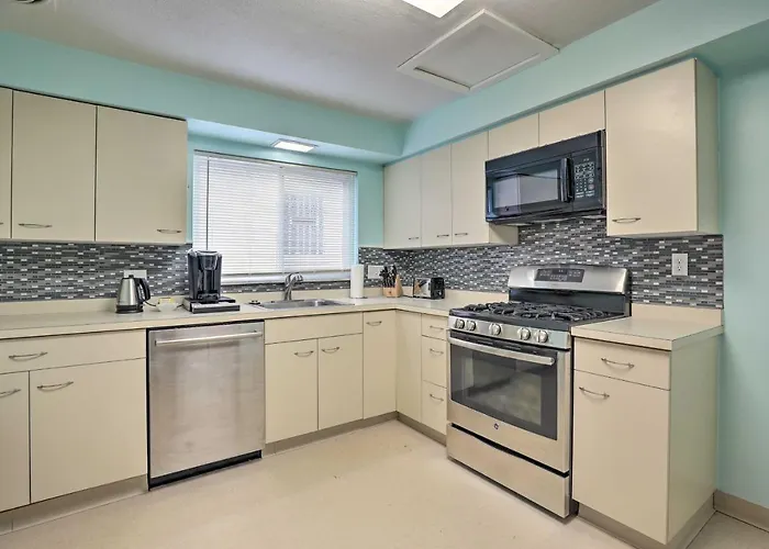 Holiday home 6 Mi To Dtwn: Townhome W/ Porch