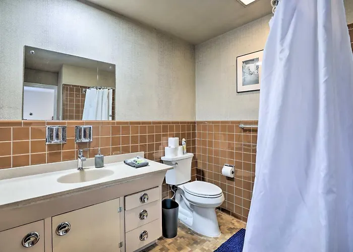 Holiday home 6 Mi To Dtwn: Townhome W/ Porch Pittsburgh