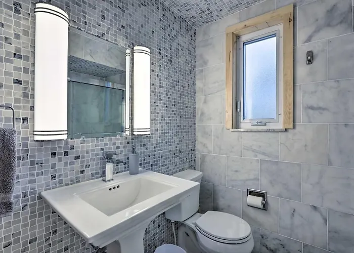 6 Mi To Dtwn: Townhome W/ Porch Holiday home