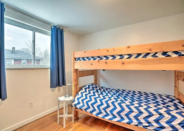 6 Mi To Dtwn: Townhome W/ Porch Holiday home *