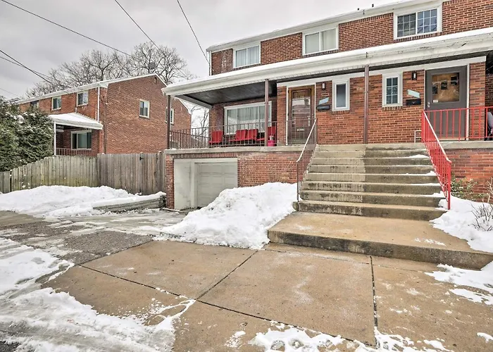 6 Mi To Dtwn: Townhome W/ Porch Holiday home *
