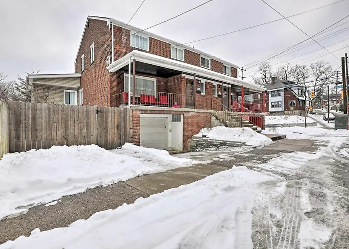 Holiday home 6 Mi To Dtwn: Townhome W/ Porch Pittsburgh