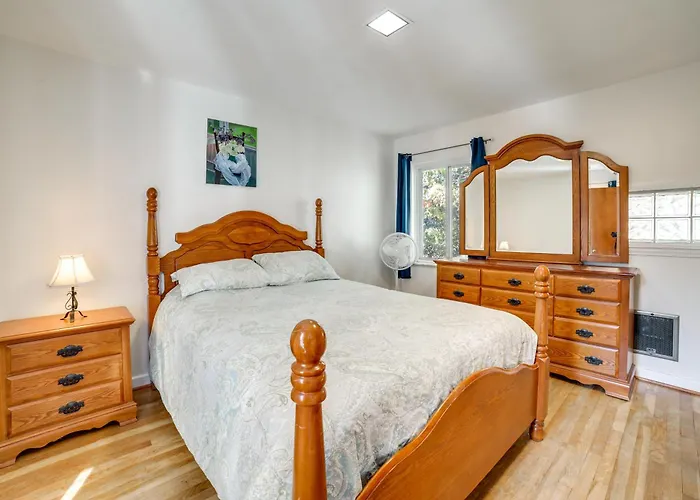Holiday home 6 Mi To Dtwn: Townhome W/ Porch Pittsburgh