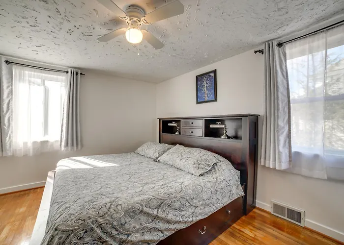 6 Mi To Dtwn: Townhome W/ Porch Holiday home *