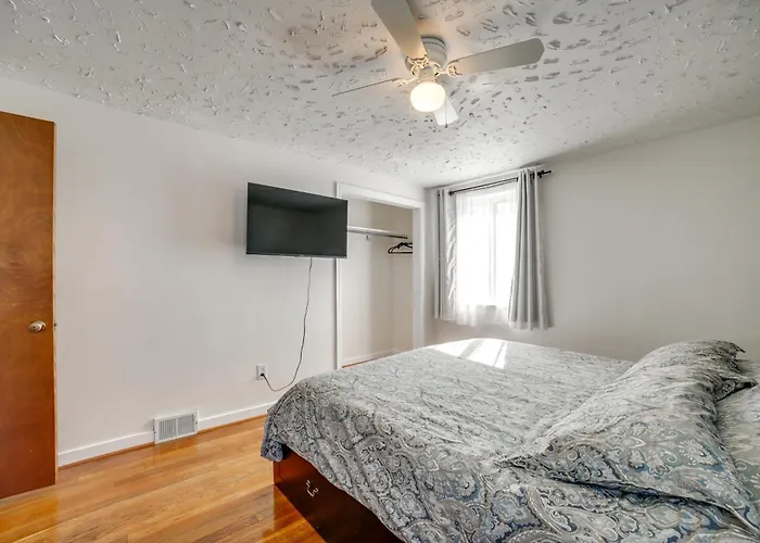 Holiday home 6 Mi To Dtwn: Townhome W/ Porch
