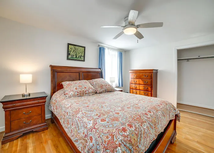 6 Mi To Dtwn: Townhome W/ Porch Holiday home Pittsburgh